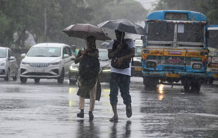 সোমবার ও মঙ্গলবার বজ্রবিদ্যুৎ সহ ৩০ থেকে ৫০ কিলোমিটার গতিবেগে দমকা ঝড়ো বাতাসের সঙ্গে হালকা মাঝারি বৃষ্টির সম্ভাবনা। বৃহস্পতিবার পর্যন্ত বিক্ষিপ্তভাবে বজ্রবিদ্যুৎসহ বৃষ্টি দক্ষিণবঙ্গের জেলাগুলিতে।