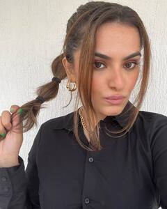 खूबसूरती में बड़ी-बड़ी हसीनाओं को मात देती हैं मनोज कुमार की पोती, एक्टिंग से दूर करती हैं ये काम