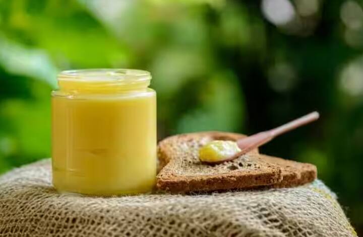 ਘਰ ਦੇ ਬਜ਼ੁਰਗ ਅਕਸਰ ਘਿਓ ਖਾਣ ਦੀ ਸਲਾਹ ਦਿੰਦੇ ਸਨ। ਦੇਸੀ ਘਿਓ ਦਾ ਸੇਵਨ ਨਾ ਸਿਰਫ਼ ਤੁਹਾਨੂੰ ਸਿਹਤਮੰਦ ਰੱਖਦਾ ਹੈ, ਸਗੋਂ ਬਿਮਾਰੀਆਂ ਨੂੰ ਵੀ ਦੂਰ ਰੱਖਦਾ ਹੈ। ਘਿਓ ਨੂੰ ਬਹੁਤ ਫਾਇਦੇਮੰਦ ਮੰਨਿਆ ਜਾਂਦਾ ਹੈ। ਇਸਨੂੰ ਪਾਚਨ, ਇਮਿਊਨ ਸਿਸਟਮ ਅਤੇ ਚਮੜੀ ਲਈ ਫਾਇਦੇਮੰਦ ਮੰਨਿਆ ਜਾਂਦਾ ਹੈ, ਪਰ ਕੀ ਤੁਸੀਂ ਜਾਣਦੇ ਹੋ ਕਿ ਘਿਓ ਹਰ ਕਿਸੇ ਲਈ ਚੰਗਾ ਨਹੀਂ ਹੁੰਦਾ। ਕੁਝ ਲੋਕਾਂ ਨੂੰ ਘਿਓ ਦਾ ਪਰਹੇਜ਼ ਕਰਨਾ ਚਾਹੀਦਾ ਹੈ, ਨਹੀਂ ਤਾਂ ਇਹ ਉਨ੍ਹਾਂ ਦੀ ਸਿਹਤ ਲਈ ਨੁਕਸਾਨਦੇਹ ਹੋ ਸਕਦਾ ਹੈ। ਆਓ ਜਾਣਦੇ ਹਾਂ ਉਨ੍ਹਾਂ 7 ਲੋਕਾਂ ਬਾਰੇ ਜਿਨ੍ਹਾਂ ਨੂੰ ਘਿਓ ਤੋਂ ਪਰਹੇਜ਼ ਕਰਨਾ ਚਾਹੀਦਾ ਹੈ... ਹਾਈ ਕੋਲੈਸਟ੍ਰੋਲ ਵਾਲੇ ਲੋਕ: ਘਿਓ ਵਿੱਚ ਸੈਚੂਰੇਟਿਡ ਫੈਟ ਹੁੰਦਾ ਹੈ ਜੋ ਮਾੜੇ ਕੋਲੈਸਟ੍ਰੋਲ (LDL) ਨੂੰ ਵਧਾ ਸਕਦਾ ਹੈ। ਜੇਕਰ ਅਜਿਹੇ ਲੋਕ ਡਾਕਟਰ ਦੀ ਸਲਾਹ ਤੋਂ ਬਿਨਾਂ ਦੇਸੀ ਘਿਓ ਦਾ ਸੇਵਨ ਕਰਦੇ ਹਨ, ਤਾਂ ਦਿਲ ਦੀਆਂ ਬਿਮਾਰੀਆਂ ਦਾ ਖ਼ਤਰਾ ਵੱਧ ਸਕਦਾ ਹੈ।