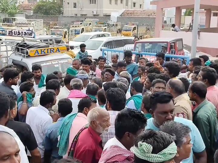 கரூர் உப்பிடமங்கலம் மாட்டுச் சந்தையில் அதிக சுங்கம் வசூல் செய்வதாக குற்றச்சாட்டு