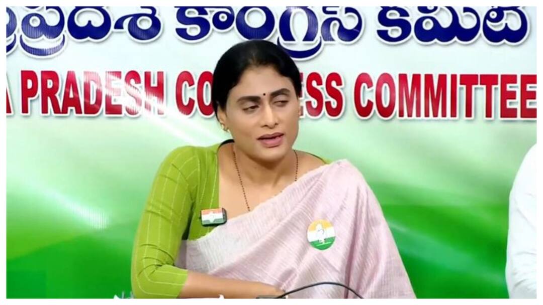 YS Sharmila expressed her anger at media for creating a perception that Jagan is being targeted YS Sharmila : అసలు విషయం వదిలేస్తున్నారు, నచ్చినట్టు వాడుకుంటున్నారు- మీడియాపై షర్మిల ఆగ్రహం