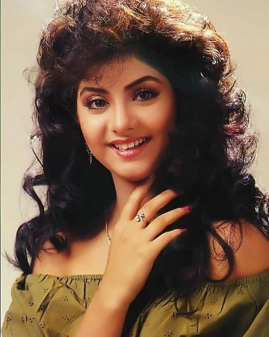 You will be surprised to know that Divya made a big record by doing so. Which has not broken any actress in all these years.