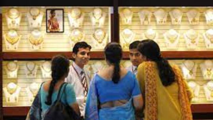 गेल्या काही महिन्यांमध्ये सोन्याचा भाव झपाट्याने वाढताना दिसत आहेत. 10 ग्रॅम म्हणजे एक तोळा सोन्याचा दर आता एक लाखांच्या जवळपास जाऊन पोहोचला आहे. मात्र, पुढील काही दिवसांत सोन्याच्या दरात प्रचंड मोठी घसरण होऊ शकते, अशी माहिती समोर येत आहे.