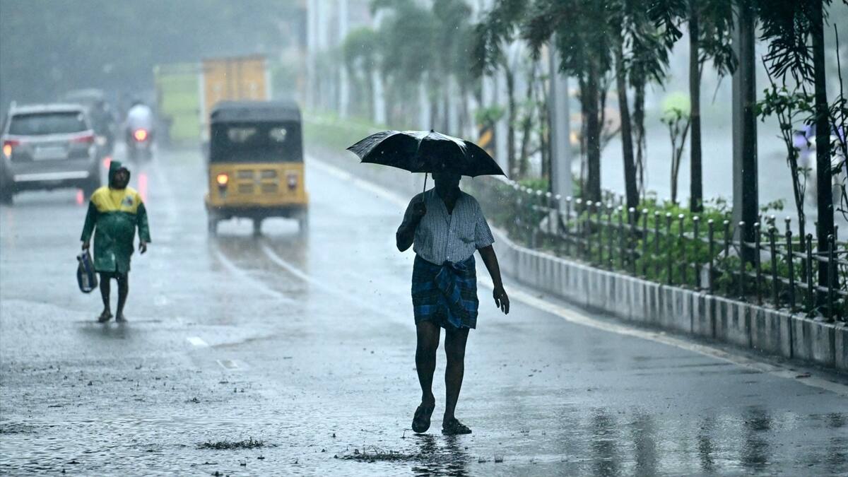 தொடர்ந்து 3 நாட்களாக கொட்டி தீர்க்கும் கோடை மழையால் தேனி மக்கள் மகிழ்ச்சி...!