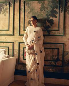 साउथ इंडियन लुक में छाईं सोनम कपूर, तमिल प्रिंटेड साड़ी ने खींचा ध्यान, देखें तस्वीरें