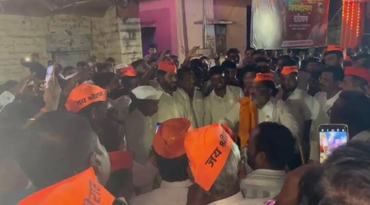 याच यात्रेमध्ये सुरेश धसांनी उपस्थिती लावली. यादरम्यान उपस्थित भाविकांच्या आग्रहाखातर धस यांनी ढोल वाजवून मनमुराद आनंद लुटला आहे.