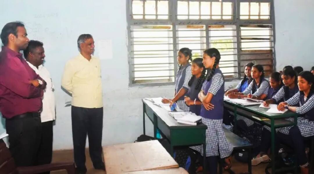 NEET: அரசு பள்ளியில் இலவச நீட் பயிற்சி; அசத்தும் அரசு பள்ளி மாணவர்கள்