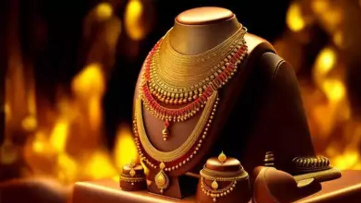 शुक्रवारी देशांतर्गत बाजारात 24 कॅरेट 10 ग्रॅम सोन्याचे दर 90000 रुपये इतका होता. जागतिक बाजारात सोन्याचे दर 3100 डॉलर प्रति आौंस इतके आहेत. यामध्ये जवळपास 40 टक्के घसरण होण्याची शक्यता आहे.