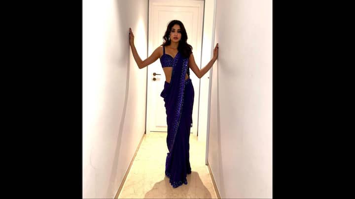 6. Janhvi Kapoor: Jahnvi Kapoor's stunning purple saree gave her a bold and contemporary look. Her delicate saree was paired with a matching heavy blouse. She wore dainty jewellery to add a sleek style to the festivities. (Image Source: Pinterest/janhvikapoorgallery)