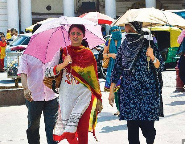 દરિયાકિનારેના વિસ્તારોમાં 7 થી 9 એપ્રિલ સુધી ગરમ અને ભેજવાળું વાતાવરણ રહેવાની શક્યતા હવામાન વિભાગ દ્વારા વ્યક્ત કરવામાં આવી છે.