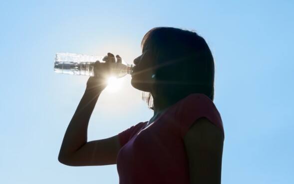 આજે કચ્છમાં ઓરેન્જ અલર્ટ જયારે રાજકોટમાં યલો અલર્ટ સાથે હીટવેવની આગાહી કરવામાં આવી છે.  આવતીકાલથી બે દિવસ કચ્છમાં સિવિયર હીટવેવ સાથે રેડ અલર્ટની આગાહી હવામાન વિભાગ દ્વારા કરવામાં આવી છે.