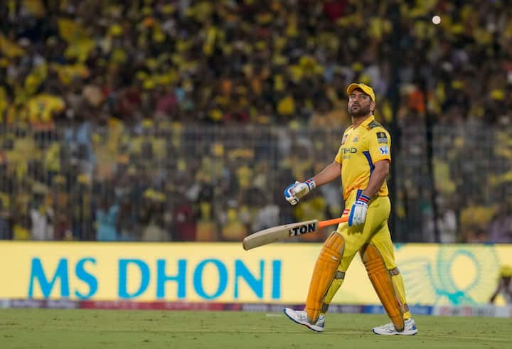 आयपीएल 2025 मध्ये चेन्नई सुपर किंग्ज विरुद्ध दिल्ली कॅपिटल्स सामना पाहण्यासाठी एमएस धोनीचे संपूर्ण कुटुंब आले होते.
