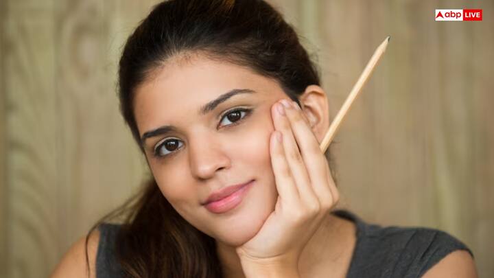 डार्क सर्कल करे कम - डार्क सर्कल की परेशानी को कम करने के लिए दही आंखों के आसपास लगाएं. इसमें लैक्टिव एसिड होता है, जिससे डार्क सर्कल कम हो सकते हैं.