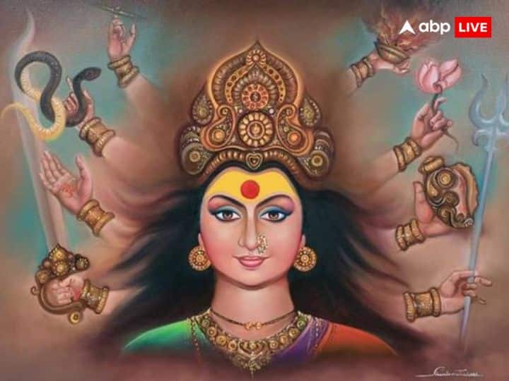 नवरात्रि की रात लाल कपड़े में पान के पत्ते और सिक्के बाँधकर मां दुर्गा के आगे रखने के बाद . अगले दिन पोटली को तिजोरी में रख दें, ऐसा करने से धन से जुड़ी समस्याएं खत्म होती है.