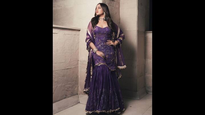 8. Sonakshi Sinha: Sonakshi Sinha wore a gharara set that is ideal of Navratri celebrations. The outfit featured intricate golden embroidery and lace details. She complemented her attire with a matching sheer dupatta. The statement jewellery made the actress look dazzling that's perfect for festive celebrations. (Image Source: Pinterest/sarus106)