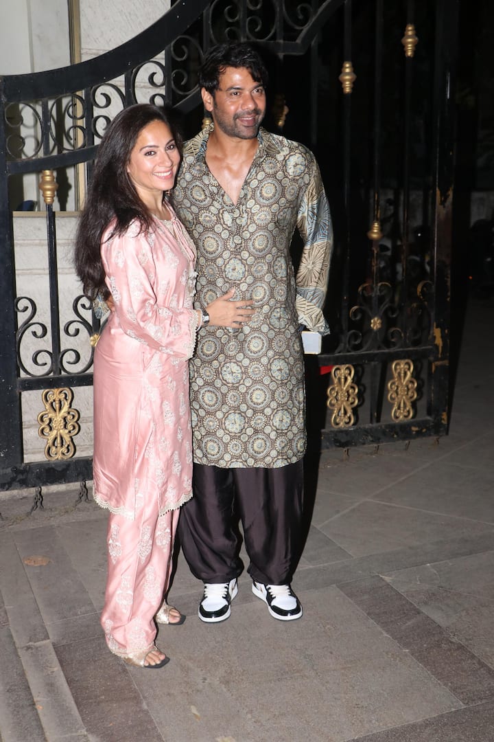 Shabbir Ahluwalia also came to join Huma's Eid party with his wife. Shabbir wore a kurta-pajama during this time. At the same time, his wife looked very cute in a pink suit.