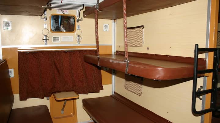 थर्ड एसी में टिकट करने के बाद आपकी टिकट फर्स्ट एसी में कन्वर्ट हो सकती है. रेलवे की इस सुविधा को ऑटोमेटिक अपग्रेडेशन स्कीम कहा जाता है. जो रेलवे की ओर से दी जाती है. हालांकि यह स्पेशल केसेस में मिलती है.