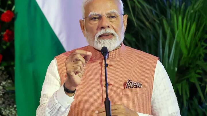 आपको बता दें भारत सरकार की ओर से भी आपका बिजली का बिल कम करने के लिए एक योजना चलाई जा रही है. इस योजना का नाम है प्रधानमंत्री सूर्य घर मुफ्त बिजली योजना. इस योजना के जरिए सरकार लोगों के घरों की छत पर सोलर पैनल लगवाती है.