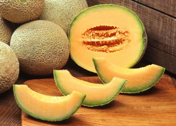 વિટામિન A ની સમૃદ્ધ સામગ્રીને લીધે, શક્કરટેટી ત્વચાના સ્વાસ્થ્ય માટે ઉત્તમ છે. વિટામિન A ત્વચાના કોષોને રિપેર કરવામાં અને જાળવવામાં મદદ કરે છે, તમારી ત્વચાને સ્વસ્થ અને ગ્લોઇંગ બનાવે છે. તે કરચલીઓના દેખાવને ઘટાડવામાં અને સૂર્યના કિરણોથી થતા નુકસાન સામે રક્ષણ કરવામાં પણ મદદ કરી શકે છે.