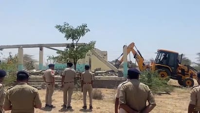 પોલીસ દ્વારા કરવામાં આવેલી આ કાર્યવાહીમાં અનિલસિંહ જાડેજા અને જયેન્દ્રસિંહ જાડેજા નામના બે આરોપીઓ દ્વારા ગેરકાયદેસર રીતે દબાણ કરીને સરકારી જમીન પર ઊભી કરવામાં આવેલી હોટલને તોડી પાડવામાં આવી હતી.