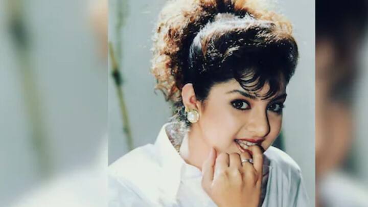 90 च्या दशकात दिव्याने आपल्या अभिनयाने आणि निरागस चेहऱ्याने प्रेक्षकांना वेड लावले होते. तिच्या लहान वयामुळे तिला बॉलिवूडची गोंडस बाहुली देखील म्हटले जाते. 25 फेब्रुवारी 1974 रोजी जन्मलेल्या दिव्या भारतीचा 5 एप्रिल 1993 रोजी संशयास्पद परिस्थितीत मृत्यू झाला होता. दिव्याच्या मृत्यूला आज अनेक वर्षे लोटली आहेत.. मुंबई पोलिसांनी 1998 मध्येच मृत्यूच्या तपासाशी संबंधित प्रकरण बंद केले होते. हा अपघात असल्याचं नमूद करत पोलिसांनी प्रकरण बंद केले.