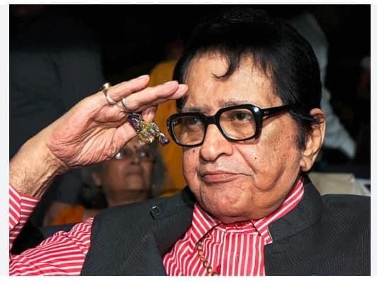 ਅੱਜ, ਯਾਨੀ ਸ਼ਨੀਵਾਰ ਨੂੰ, ਮਨੋਜ ਕੁਮਾਰ ਦਾ ਅੰਤਿਮ ਸੰਸਕਾਰ ਸਰਕਾਰੀ ਸਨਮਾਨਾਂ ਨਾਲ ਕੀਤਾ ਜਾ ਰਿਹਾ ਹੈ। ਅੰਤਿਮ ਯਾਤਰਾ ਦੀਆਂ ਤਸਵੀਰਾਂ ਸੋਸ਼ਲ ਮੀਡੀਆ 'ਤੇ ਵਾਇਰਲ ਹੋ ਰਹੀਆਂ ਹਨ, ਜਿਨ੍ਹਾਂ ਵਿੱਚ ਹਰ ਕਿਸੇ ਦੀਆਂ ਅੱਖਾਂ ਬਹੁਤ ਨਮ ਨਜ਼ਰ ਆ ਰਹੀਆਂ ਹਨ। ਲਗਾਤਾਰ ਰੋਣ ਕਾਰਨ ਉਨ੍ਹਾਂ ਦੀ ਪਤਨੀ ਦੀ ਵੀ ਹਾਲਤ ਖਰਾਬ ਹੈ। ਮਨੋਜ ਕੁਮਾਰ ਨੂੰ ਪਿਆਰ ਨਾਲ 'ਭਾਰਤ ਕੁਮਾਰ' ਦੇ ਨਾਮ ਨਾਲ ਜਾਣਿਆ ਜਾਂਦਾ ਸੀ। ਦੱਸ ਦੇਈਏ ਕਿ ਮਨੋਜ ਕੁਮਾਰ ਦਾ ਜਨਮ 24 ਜੁਲਾਈ 1937 ਨੂੰ ਬ੍ਰਿਟਿਸ਼ ਭਾਰਤ ਦੇ ਉੱਤਰ-ਪੱਛਮੀ ਸਰਹੱਦੀ ਸੂਬੇ (ਹੁਣ ਪਾਕਿਸਤਾਨ ਵਿੱਚ) ਦੇ ਇੱਕ ਛੋਟੇ ਜਿਹੇ ਕਸਬੇ ਐਬਟਾਬਾਦ ਵਿੱਚ ਹੋਇਆ ਸੀ।