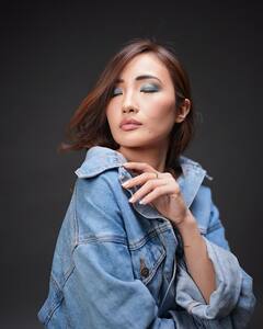 शर्ट के बटन खोलकर चुम दरांग ने दिखाईं मदमस्त अदाएं, तस्वीरों ने बढ़ाया इंटरनेट का पारा