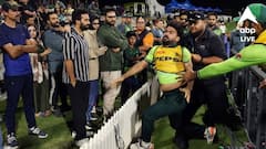 নিউজ়িল্যান্ডের কাছে হারের পর দর্শকদের মারতে গেলেন পাকিস্তানের ক্রিকেটার! বিতর্কে তোলপাড়