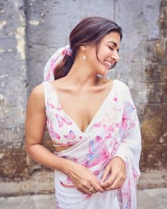 बटरफ्लाई प्रिंट साड़ी और डीपनेक ब्लाउज पहन तितली बनीं वामिका गब्बी, देखें तस्वीरें