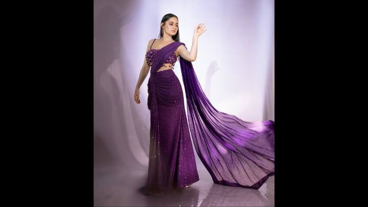 1. Sanjeeda Shaikh: Sanjeeda Shaikh wore a shimmery saree which created a modern yet traditional look. The saree had intricate sequin detailing and a flowing pallu. The actress paired her dazzling saree with a sleeveless, heavily embellished blouse that created a bold statement, making her festive ready. (Image Source: Pinterest/clockd664)