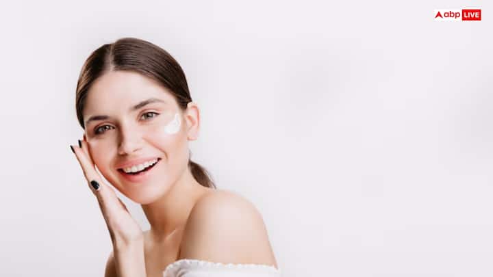 स्किन पर लाए ग्लो - दही में मौजूद लैक्टिक एसिड डेड स्किन सेल्स को हटाता है, इससे चेहरे पर इंस्टेंट ग्लो आ सकता है.