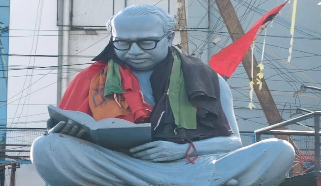 அண்ணா சிலை மீது பாஜக கொடி.. தஞ்சையில் பரபரப்பு