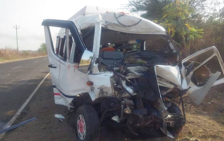 नाशिकच्या साकुर फाट्याजवळ भीषण अपघात झाल्याची घटना घडली आहे.