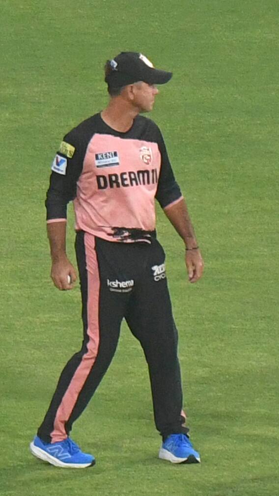 पंजाब किंग्स का कोच बेचता है शराब, करता है करोड़ों की कमाई