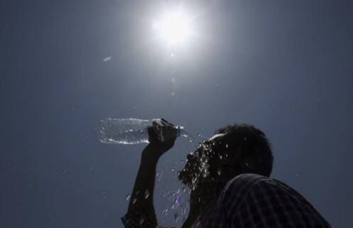 રાજ્યમાં સૌથી વધુ ભુજમાં 44.5 ડિગ્રી જયારે અમદાવાદમાં 41.3 ડિગ્રી તાપમાન નોંધાયું છે. એપ્રિલ મહિનાના શરુઆતના સપ્તાહમાં જ તાપમાનનો પારો ઉંચકાવા લાગ્યો છે. લોકો ગરમી અને તાપથી પરેશાન થઈ રહ્યા છે.