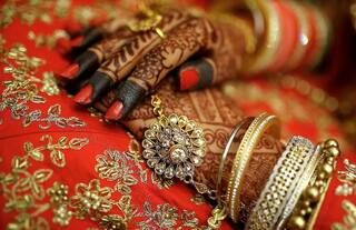 ਸੁਹਾਗਰਾਤ ਵੇਲੇ ਲਾੜੀ ਨੇ ਲਾੜੇ ਨੂੰ ਜ਼ਹਿਰ ਖਾਣ ਦੀ ਦਿੱਤੀ ਧਮਕੀ ਤੇ ਕਿਹਾ, 'ਮੈਨੂੰ ਹੱਥ ਨਹੀਂ ਲਾਉਣਾ, ਮੈਂ ਕਿਸੇ ਹੋਰ ਦੀ ਅਮਾਨਤ ਹਾਂ....'