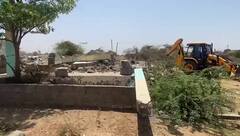 પૂર્વ કચ્છમાં ફરી ચાલ્યું 'દાદા'નું બુલડોઝર, ગુનાઇત ઇતિહાસ ધરાવતા લોકોના દબાણ પર કાર્યવાહી