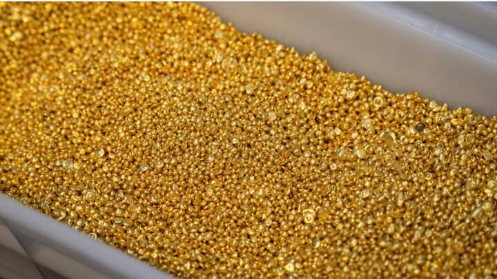 2024 मध्ये जगभरातील सेंट्रल बँकांनी 1,045 टन सोने खरेदी केले. मात्र, वर्ल्ड गोल्ड काउन्सिलच्या सर्व्हेनुसार, 71% सेंट्रल बँकर्स पुढील वर्षी सोने खरेदी कमी करू शकतात. केंद्रीय बँकांनी गेल्या वर्षी 1045 टन सोन्याची खरेदी केली होती, त्यांच्याकडून मागणी कमी केली जाऊ शकते. वर्ल्ड गोल्ड काऊन्सिलच्या एका सर्व्हेनुसार 71 सेंट्र्ल बँकांनी सोन्याचा साठा कमी करणे किंवा जितका साठा आहे तितका कायम ठेवण्याचं नियोजन करण्यात येत आहे.