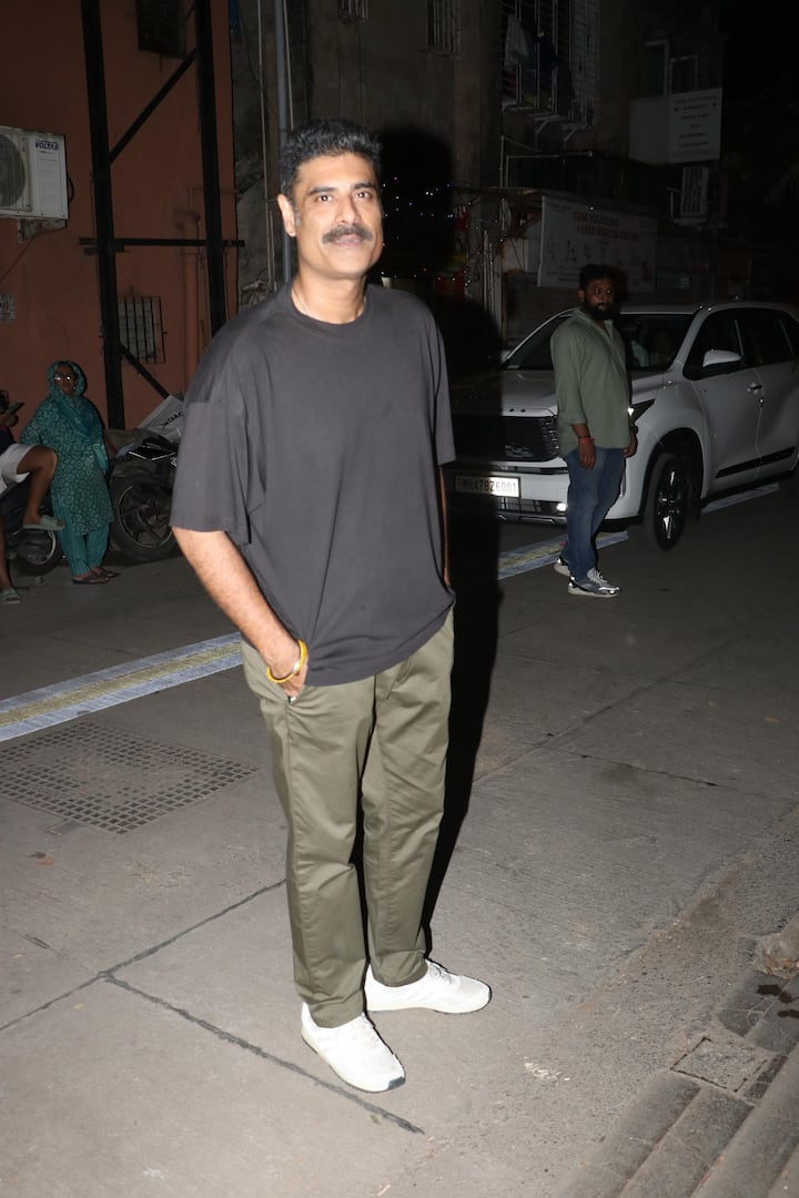 Alexander Kher also arrived for Eid Bash. Alexander appeared in a black t -shirt and khaki pants.