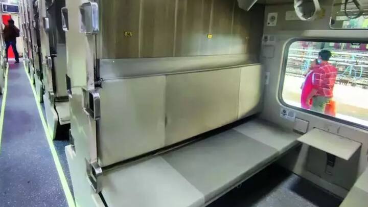 जैसे कि मान लीजिए अपने कहीं जाने के लिए थर्ड एसी में अपनी ट्रेन टिकट बुक करवाई. लेकिन आपकी टिकट RAC में थी .जब ट्रेन चलने को होती है और थर्ड एसी थर्ड के बजाए फर्स्ट एसी में टिकट खाली होती है.