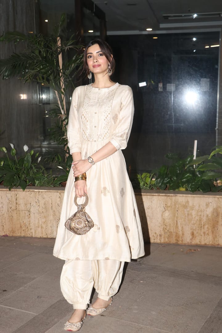 Diana Penty wore a silk suit and she looked beautiful. It was difficult to remove their eyes from them.