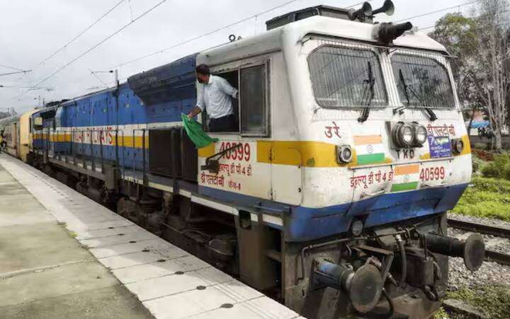 ਭਾਰਤ ਵਿੱਚ ਹਰ ਰੋਜ਼ ਕਰੋੜਾਂ ਯਾਤਰੀ ਰੇਲਗੱਡੀਆਂ ਰਾਹੀਂ ਯਾਤਰਾ ਕਰਦੇ ਹਨ। ਰੇਲਵੇ ਵੱਲੋਂ ਯਾਤਰੀਆਂ ਲਈ ਹਜ਼ਾਰਾਂ ਰੇਲਗੱਡੀਆਂ ਵੀ ਚਲਾਈਆਂ ਗਈਆਂ। ਰੇਲਗੱਡੀ ਵਿੱਚ ਰਿਜ਼ਰਵੇਸ਼ਨ ਕਰਨ ਤੋਂ ਬਾਅਦ, ਜ਼ਿਆਦਾਤਰ ਲੋਕ ਏਸੀ ਅਤੇ ਸਲੀਪਰ ਵਿੱਚ ਸਫਰ ਕਰਨਾ ਪਸੰਦ ਕਰਦੇ ਹਨ। ਪਰ ਕੀ ਤੁਹਾਨੂੰ ਪਤਾ ਹੈ ਕਿ ਤੁਸੀਂ ਥਰਡ ਏਸੀ ਟਿਕਟ ਲੈ ਕੇ ਫਸਟ ਏਸੀ ਕੋਚ ਵਿੱਚ ਸਫਰ ਕਰ ਸਕਦੇ ਹੋ। ਹੁਣ ਤੁਸੀਂ ਸੋਚ ਰਹੇ ਹੋਵੋਗੇ ਕਿ ਇਹ ਕਿਵੇਂ ਹੋ ਸਕਦਾ ਹੈ। ਤਾਂ ਮੈਂ ਤੁਹਾਨੂੰ ਦੱਸ ਦਿਆਂ ਕਿ ਇਹ ਹੋ ਸਕਦਾ ਹੈ। ਇਸ ਲਈ ਰੇਲਵੇ ਵੱਲੋਂ ਇੱਕ ਬਕਾਇਦਾ ਇੱਕ ਨਿਯਮ ਬਣਾਇਆ ਗਿਆ ਹੈ।