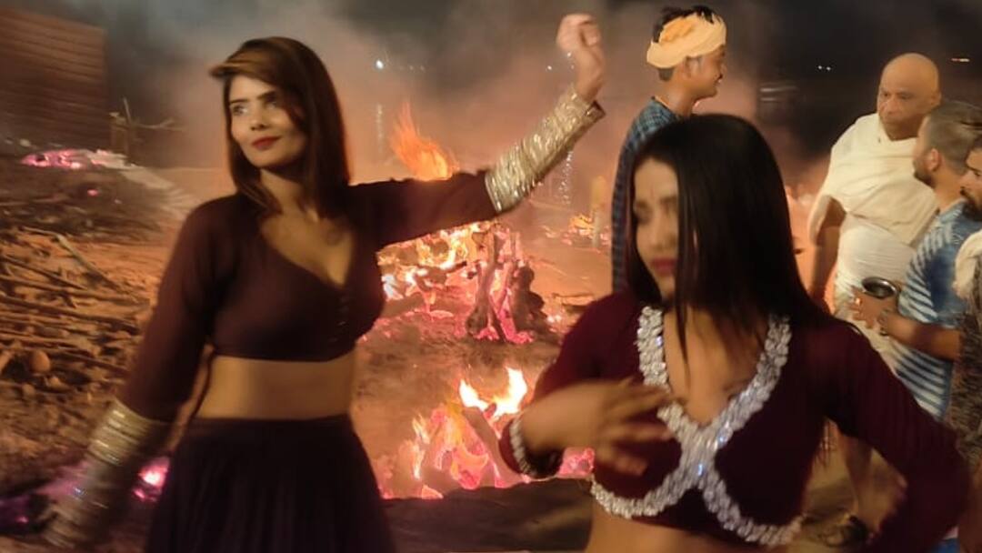 वाराणसी में धधकती चिताओं के बीच लगे ठुमके, मणिकर्णिका घाट पर नगरवधूओं ने किया डांस Varanasi Dances Held amidst the burning pyres Nagarvadhu Danced at Manikarnika Ghat ANN वाराणसी में धधकती चिताओं के बीच लगे ठुमके, मणिकर्णिका घाट पर नगरवधूओं ने किया डांस