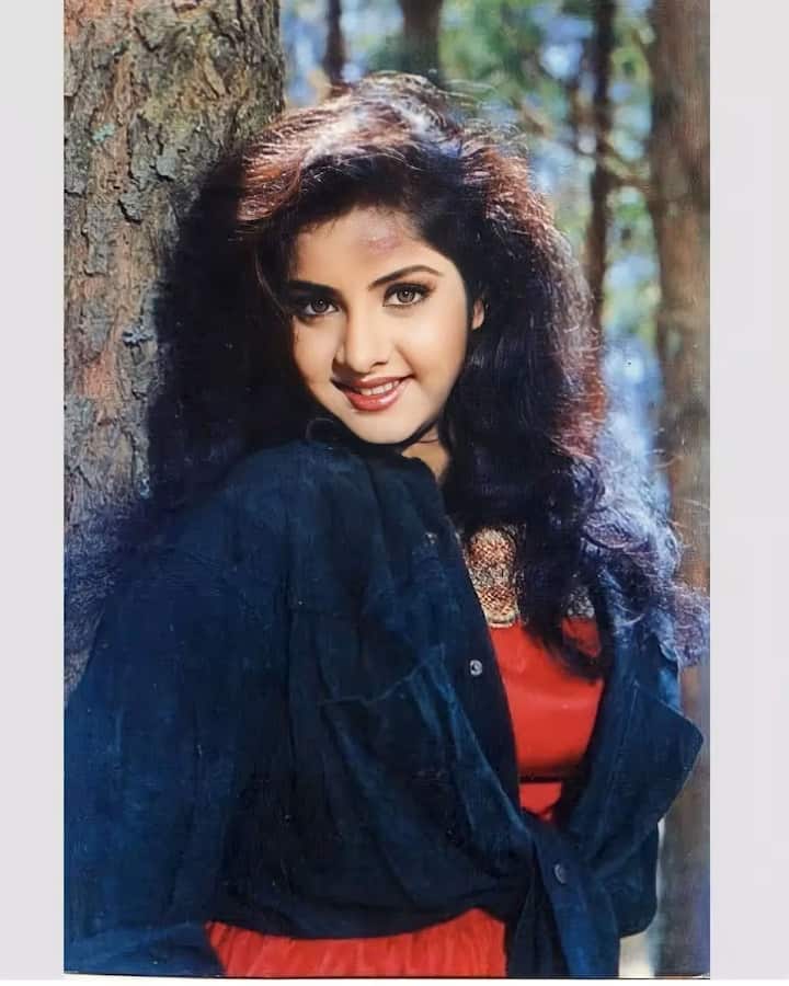 The actress had worked in the glamor world for about three years and in these three years she achieved such a stardom that big stars could not see in years.