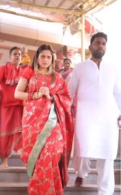 लाल साड़ी...मांग में सिंदूर, बर्थडे के दिन पति दीपक संग मां कामाख्या देवी के दर्शन करने पहुंचीं आरती सिंह