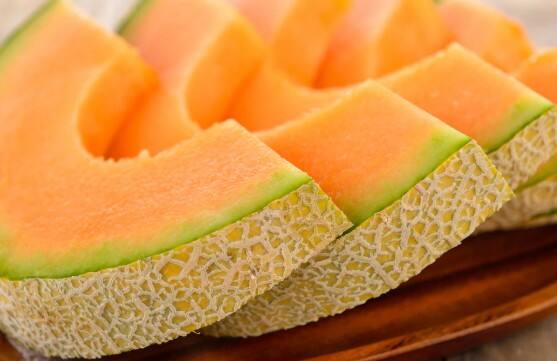 શક્કરટેટીમાં વિટામિન સી ભરપૂર માત્રામાં હોય છે, જે તેને શક્તિશાળી રોગપ્રતિકારક શક્તિ બૂસ્ટર બનાવે છે. આ આવશ્યક પોષક તત્ત્વો રોગપ્રતિકારક શક્તિને મજબૂત બનાવે છે, તમારા શરીરને ચેપ અને રોગોથી બચાવવામાં મદદ કરે છે, ખાસ કરીને ગરમ મહિનામાં જ્યારે ડિહાઇડ્રેશન અને ગરમી સંબંધિત સમસ્યાઓનું જોખમ વધારે હોય છે.