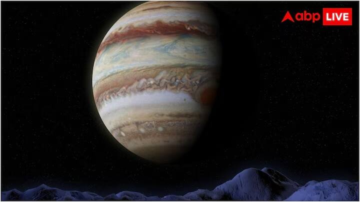 આ ગ્રહનું નામ ગુરુ છે, જેને અંગ્રેજીમાં ગુરુ તરીકે પણ ઓળખવામાં આવે છે. સૌરમંડળનો સૌથી મોટો ગ્રહ હોવા છતાં, આ ગ્રહ જીવનની શક્યતાઓ માટે બિલકુલ અનુકૂળ નથી. ખરેખર, આ ગ્રહ વાયુઓનો સમૂહ છે. ગુરુ ગ્રહ વાયુઓનો સમૂહ હોવાને કારણે, તેના પર પૃથ્વી જેવી કોઈ સપાટી નથી. આ જ કારણ છે કે અહીં ન તો કોઈ અવકાશયાન ઉતરી શકે છે અને ન તો કોઈ માણસ ચાલી શકે છે.