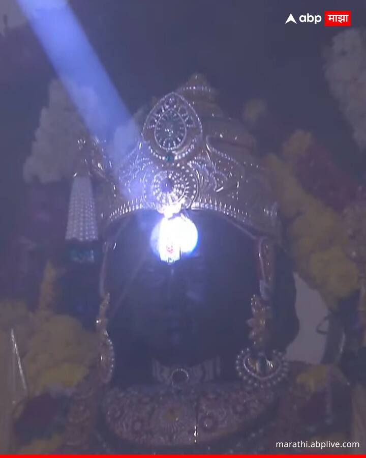 दुपारी राम लल्ला मूर्तीच्या कपाळावर सूर्यप्रकाशाचा एक केंद्रित किरण पडतो, जे सूर्य देवाकडून दिव्य टिळक काढण्याचे प्रतीक आहे.