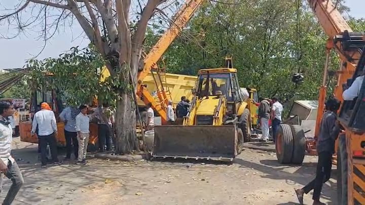 ही धडक इतकी भीषण होती की दुचाकी आणि कारमध्ये बसलेले अनेक लोक या घटनेत गंभीर जखमी झाले असल्याची माहिती समोर आली आहे.