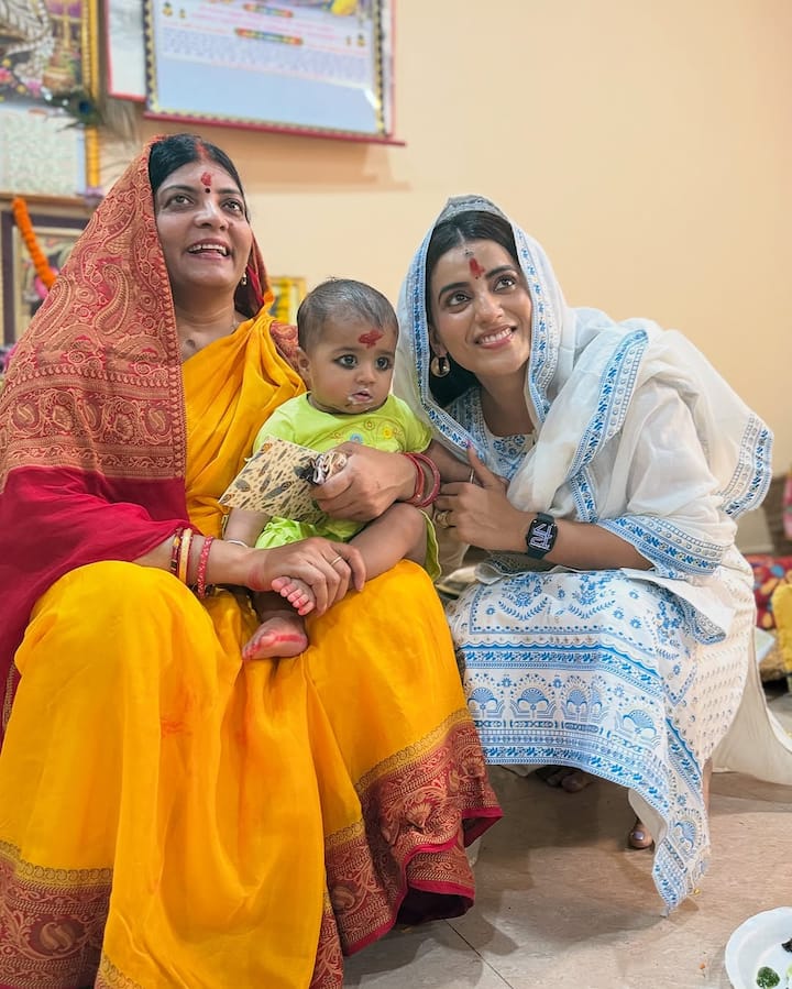 कन्या पूजन पर अक्षरा सिंह को देसी लुक में देखा गया. ने ब्लू प्रिंट वाले व्हाइट कलर का का कॉटन सूट पहने नजर आईं.